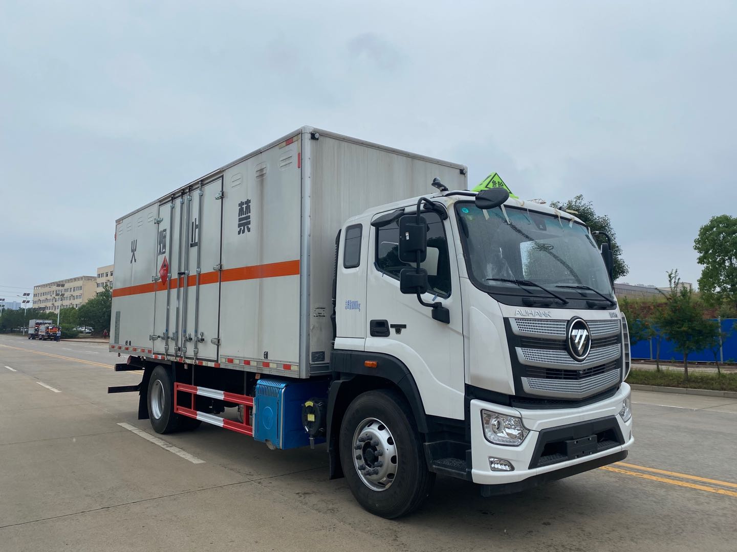 楚勝牌CSC5180XRQB6型易燃?xì)怏w廂式運(yùn)輸車
