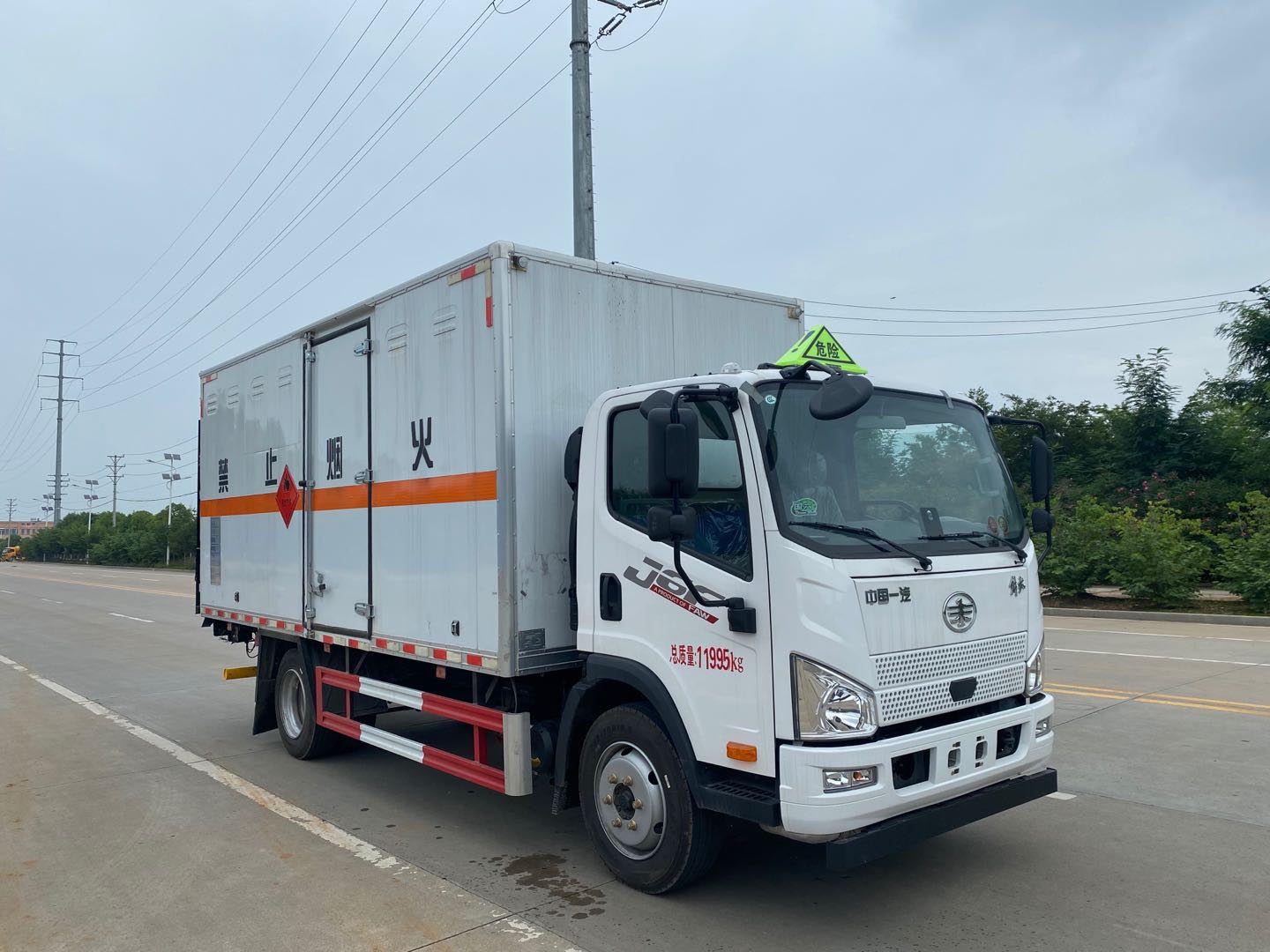 楚勝牌CSC5120XRQCA6型易燃?xì)怏w廂式運(yùn)輸車
