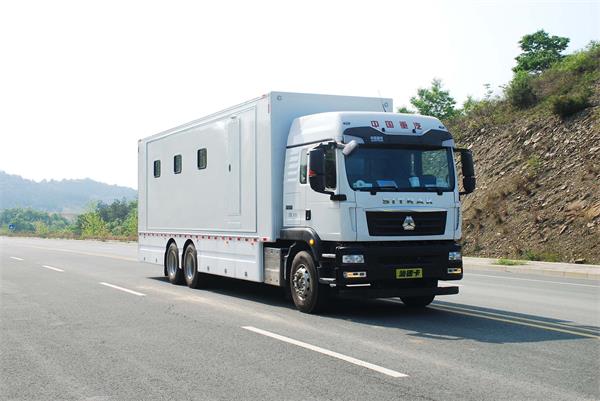 重汽汕德卡后雙橋宿營(yíng)車(chē)
