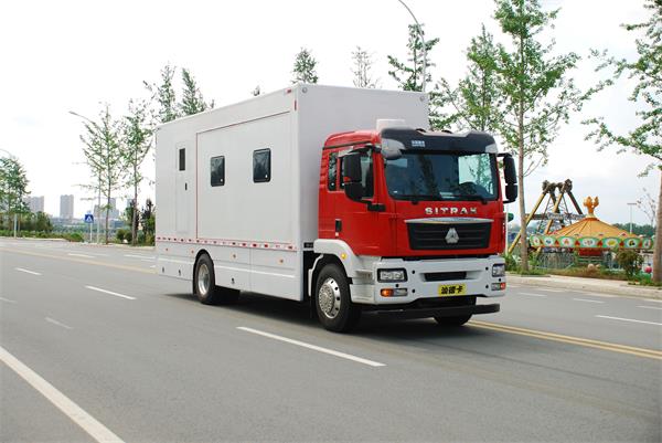 重汽汕德卡宿營(yíng)車(chē)
