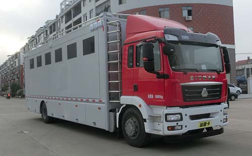 重汽汕德卡單橋宿營(yíng)車(chē)