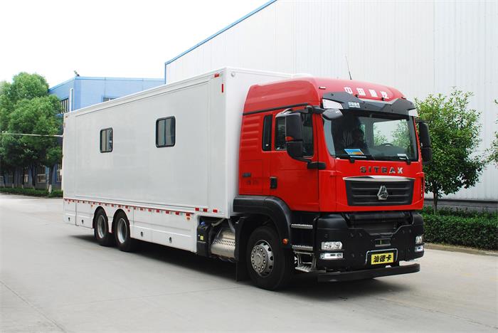 重汽汕德卡后雙橋宿營(yíng)車(chē)