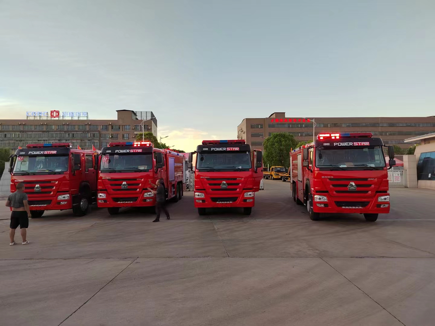 4臺重汽豪沃出口GP120干粉泡沫聯(lián)用消防車發(fā)車