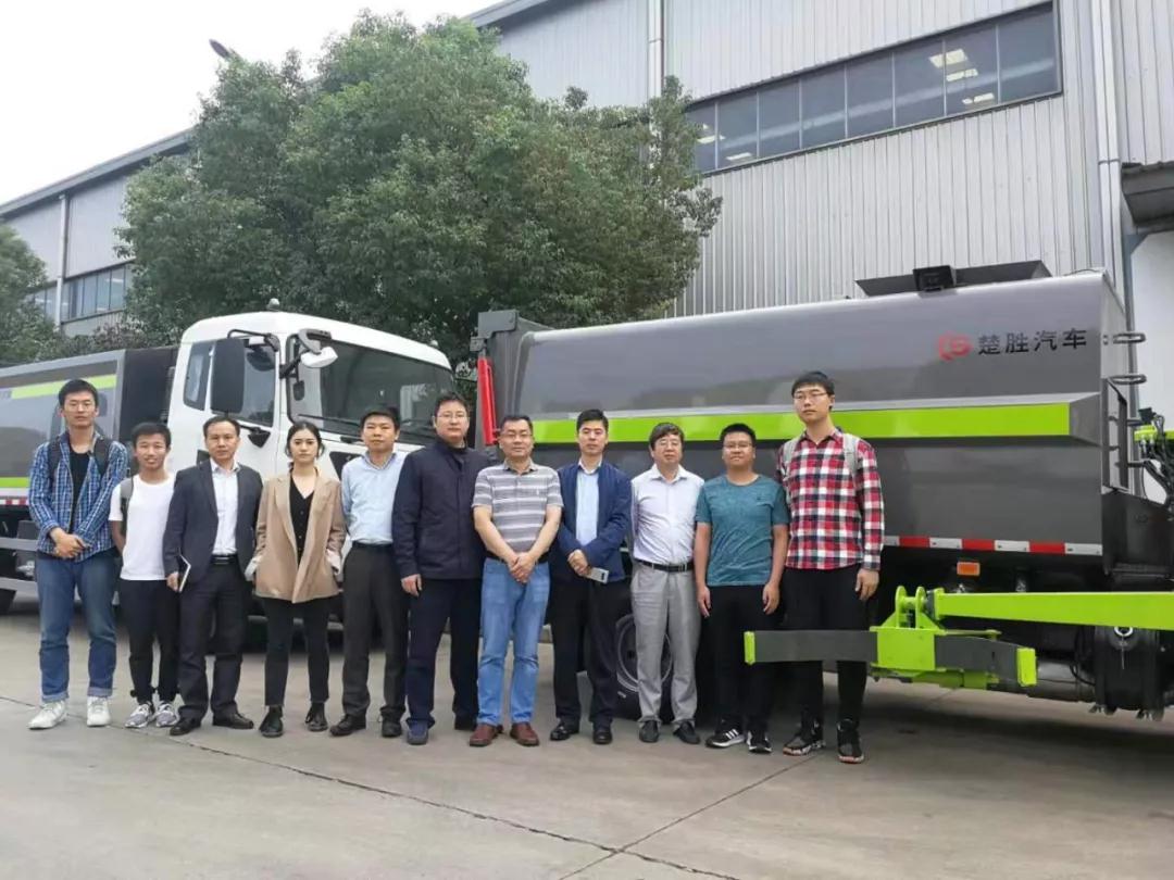 驚艷！“智能機(jī)械臂”自裝卸式垃圾車震撼問世