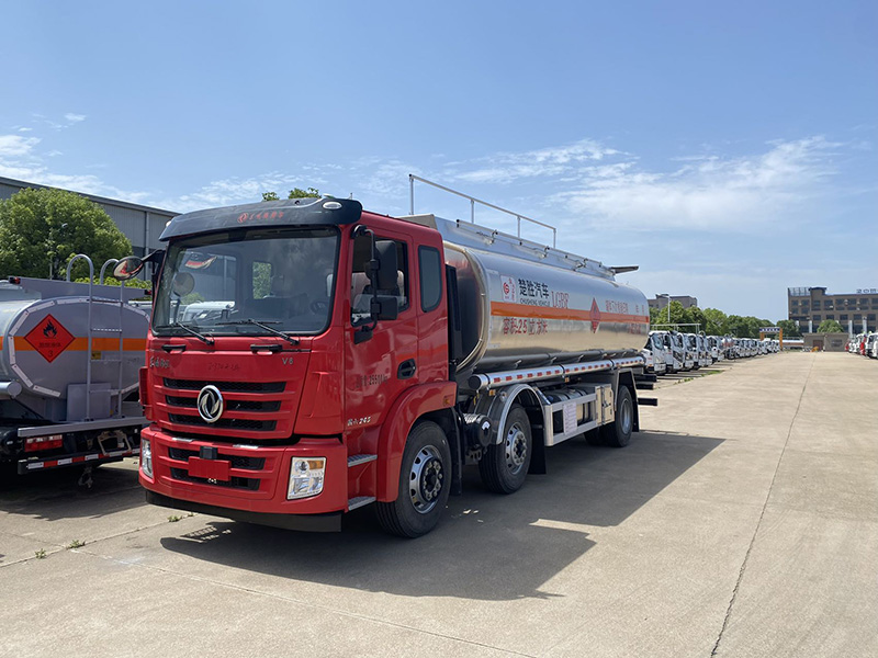 東風(fēng)錦程小三軸油罐車