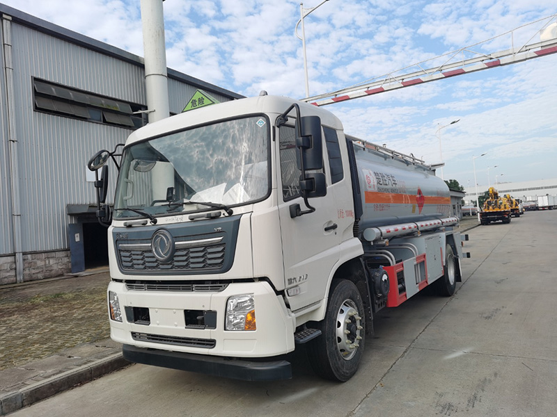 東風天錦國六新規(guī)油罐車