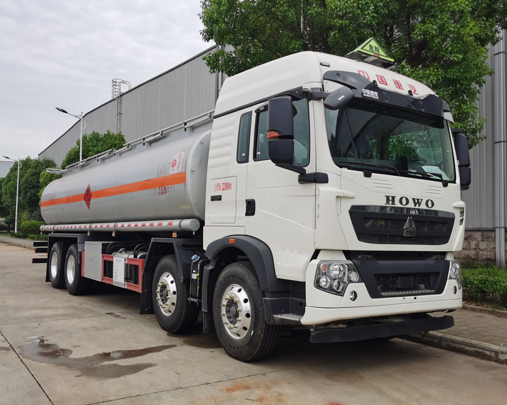 楚勝牌CSC5327GYYZ6A型運(yùn)油車(chē)