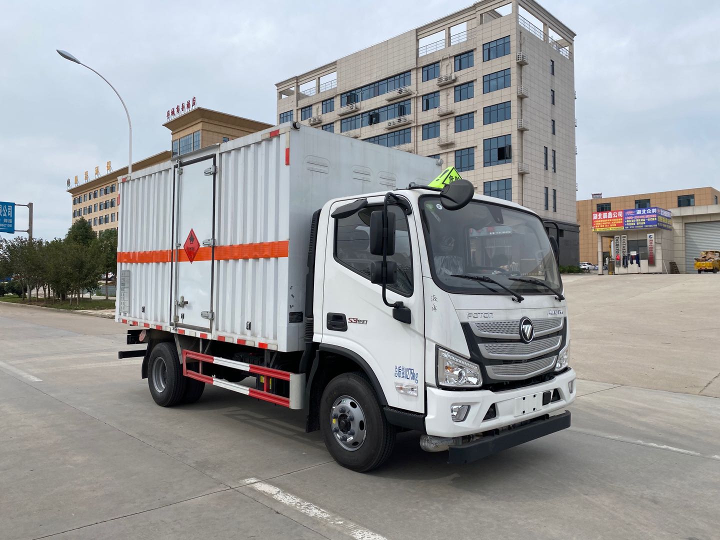 楚勝牌CSC5088XRYBK6型易燃液體廂式運輸車