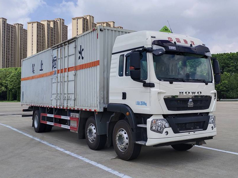 楚勝牌CSC5267XZWZ6型雜項(xiàng)危險(xiǎn)物品廂式運(yùn)輸車